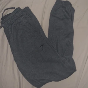 Gymshark mjukisbyxor - Sjukt snygga mjukis byxor, riktigt snygga för att ha på gymmet eller bara ha hemma för o chilla, conditionen är som ny