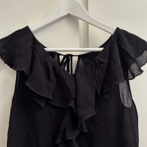 Svart blus - Super fin svart blus från bikbok, passar super bra både till vardag och fest❤️pris kan diskuteras🥰