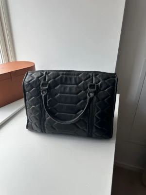 Zadig Sunny medium #2 XL - Nyskick Z&V Sunny Medium #2 XL mat scale väska. Perfekt för övernattning, idrottskläder m.m. Inköpt på Z&V i Stockholm, kvitto finns. Nypris 6450 kr. 3000 kr eller kom med bud! Fler foton finns