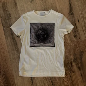 Limitato t-shirt - Vit limitato t-shirt, som ny Nypris runt 1600, nu 700