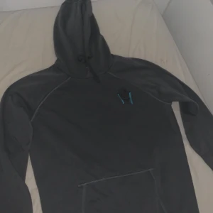 Gymshark hoodie - Riktigt fet att träna med och den är extremt snygg. Konditionen är som att den är ny.