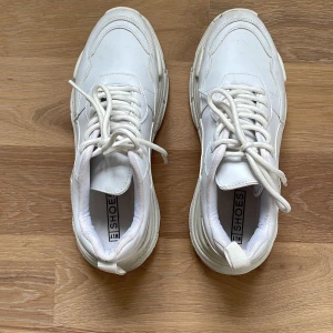 Vita sneakers - Vita sneakers från Nelly.  Använda 2-3 gånger men jag har insett att dom tyvärr är försmå för mig.  Några smutsfläckar men med lite kärlek går dessa säkert bort. 🩷