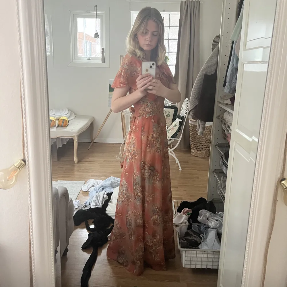 En väldigt unik lång vacker vintage klänning. Köpt på en fin antik butik. Köpte den för 800 kr. Skriv till mig för fler bilder eller frågor❤️. Klänningar.