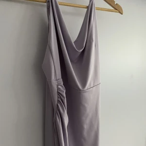 Maxiklänning i satin med tunna band - En pastell-lila klänning jag köpt för några år sedan som enbart använts en gång, under min skolavslutning. Väldigt fin färg och söt att ha på sig på sommaren💜