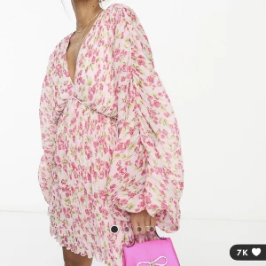 Klänning  - Säljer denna härliga klänning från ASOS, använd en gång. 