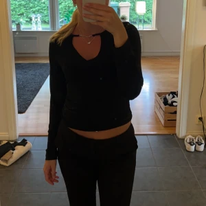 Topp - Fin festlig långärmad topp i skönt material. Fin detalj med silverstenar vid halsen. Aldrig använd, 50kr. Passar S och M