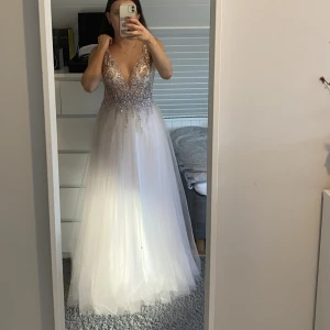 Balklänning - Funderar på att sälja min drömlika balklänning från Mascara. Orginalpris var 3700kr men jag köpte för 3036kr, köptes på Zalando och kvitto finns såklart. Klänningen är i storlek 36, verkar inte finnas kvar att köpa någonstans 💕💓💖 hör av dig vid frågor!!