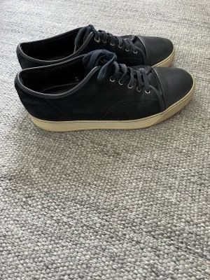 Lanvins - Säljer ett par riktigt feta lanvins i stl 42 men passar 43. Kan tänka mig att sänka priset vid snabb affär köpta för 4300 NK i Gbg. MVH Simon