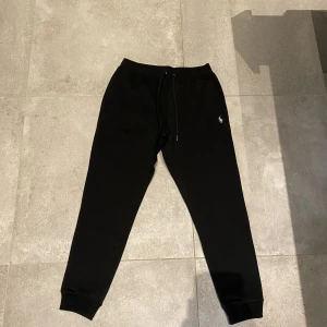 Polo Ralph lauren byxor - Säljer nu dessa polo Ralph lauren mjukisbyxorna då jag ej använder dom, inga skavanker eller fläckar 