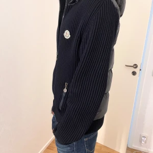 Moncler cardigan  - Moncler cardigan till salu. Köpt från heatnlux. Skick 9/10 och är endast använd i en månad, inga flaws eller fläckar. Order bekräftelse finns. Vi på Blanco säljer den för 4000 SEK. Tveka in på höra av er! Mvh Blanco