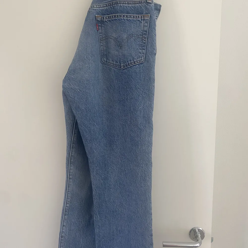 Säljer min jeans som tyvärr inte passar mig längre. Endast använda ett fåtal gånger så det är bra skick på jeansen. Storlek w27 L30. . Jeans & Byxor.