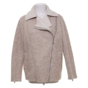 Höstjacka  - Skön och varm jacka till hösten från HM. Köptes genom sellpy, bra skick. Inga defekter. 