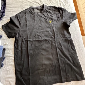 lyle & scott - L&S t-shirt stl M, alldrig andvänd! Lite dammig bara