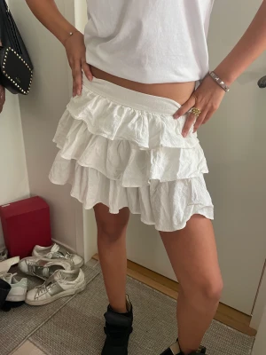 vit kjol - en super fin vit kjol i storlek xs❣️linne material, bra skick!