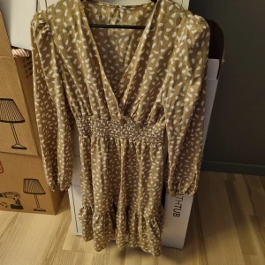 Prickig klänning  - Beige prickig klänning, storlek L men passar en M 