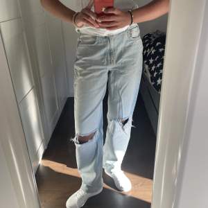 Baggy ljusblå jeans med hål i knäna! Storlek 36. Superfina och passar perfekt nu i sommar💞💞 inga defekter