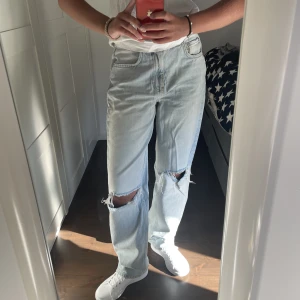 Gina Tricot jeans - Baggy ljusblå jeans med hål i knäna! Storlek 36. Superfina och passar perfekt nu i sommar💞💞 inga defekter