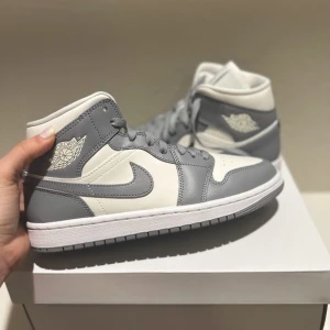 Jordan 1 - Helt nya Jordan 1 i färgen stealth. Skriv om du har frågor🥰