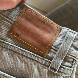 Levi’S jeans - Ett par gråa Levis jeans som är i väldigt bra skick! De är i storlek w31 och L30 och jag säljer den för de inte används mer!  