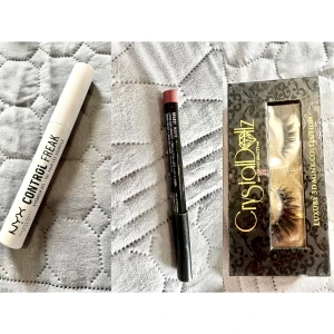 TRE PACK Nyx eyebrow gel, eyelashes och NYX lipliner  - TRE pack Nyx eyebrow gel, lipliner och LASHES  Nyx control freak eyebrow gel använd fåtal gånger. Lösögonfransar från CrystalDollz använd en gång. Nyx läppenna i färgen Mauve (använd skick).  Sökord:  Makeup make up smink eyebrowgel ögonbrynsgele set