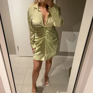 Ljusgrön klänning Zara storlek L  - Ljusgrön klänning från Zara i storlek L. Har vanligtvis en 38a men vill inte ha den supertajt då är denna storlek perfekt.    Endast använd en gång så i jättefint skick. 