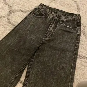 säljer ännu en gång jeans från shein me hög kvalitet, de e super fina gråa högmidjade jeans med stretchig jeansmaterial. super långa och fina, helt oanvända endast testade för de inte va min typ av stil på jeans💞💞. 
