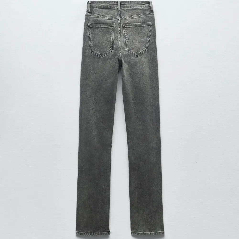 Säljer dessa jeans från Zara, aldrig använda endast testade. . Jeans & Byxor.