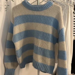 Stickad tröja  - Jättefin stickad tröja från vero Moda, köpt förra året och endast använd ett par gånger💗