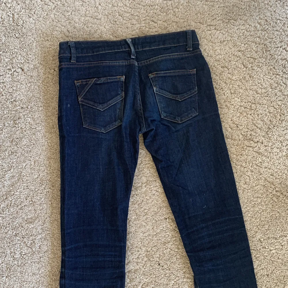 Superfina jeans från Zadig & Voltaire! De passar tyvärr inte mig därför jag säljer de🥰 de är mörkblåa och lågmidjade, inga defekter! Obs lite små i storleken så skulle säga att de egentligen är S! . Jeans & Byxor.