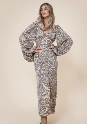 Positano dress 38/M zebra Adoore  -  Säljer en postiano dress ifrån Adoore. Köpt innan midsommar i år (kvitto finns), använd fåtal gånger. Orginalpris 1695kr säljer för 1450 kr, slutsåld online. Storlek 38🥰