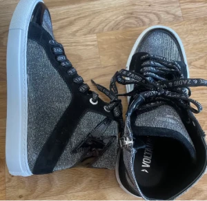 NYA ZADIG SKOR - Har beställt ett par sprillans nya Zadig skor som är slutsålda överallt! Säljs då jag råkade klicka hem två par och orkade inte skicka tillbaka dom. Inköpspriset är 3295kr och de är enbart bara provade och riktigt snygga. Först till kvarn!☺️ 