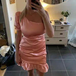 En superfin rosa klänning som jag säljer för den aldrig kommer till användning. Hör av er vid frågor💕