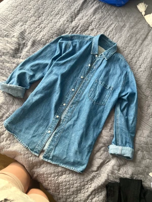 Stilren jeans skjorta - Jeans tröja / skjorta i storlek M. Basic plagg som funkar till allt och lyfter upp varje outfit. Super fin! Kan knäppas upp och bäras med tröja under.  Sökord: Topp långärmat top topp shirt herr jesey hoodie topp vinter basic vår överdel höst swearshirts 