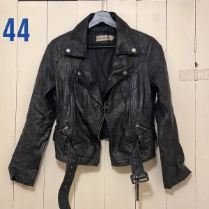 Skinnjacka - Skinnjacka i äkta läder. 