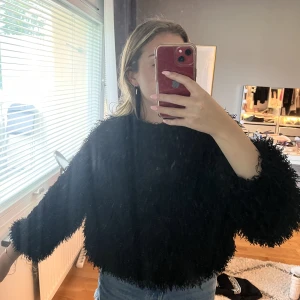 Tröja - Svart tröja med fransar. Står inte vad de är för storlek men jag brukar ha s/36 och den passar mig perfekt. Aldrig använt. Står ej för frakten.