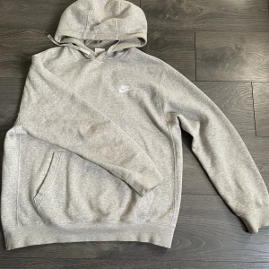 Nike club hoodie grå - Bra skick stor i storleken nypris 749 kr