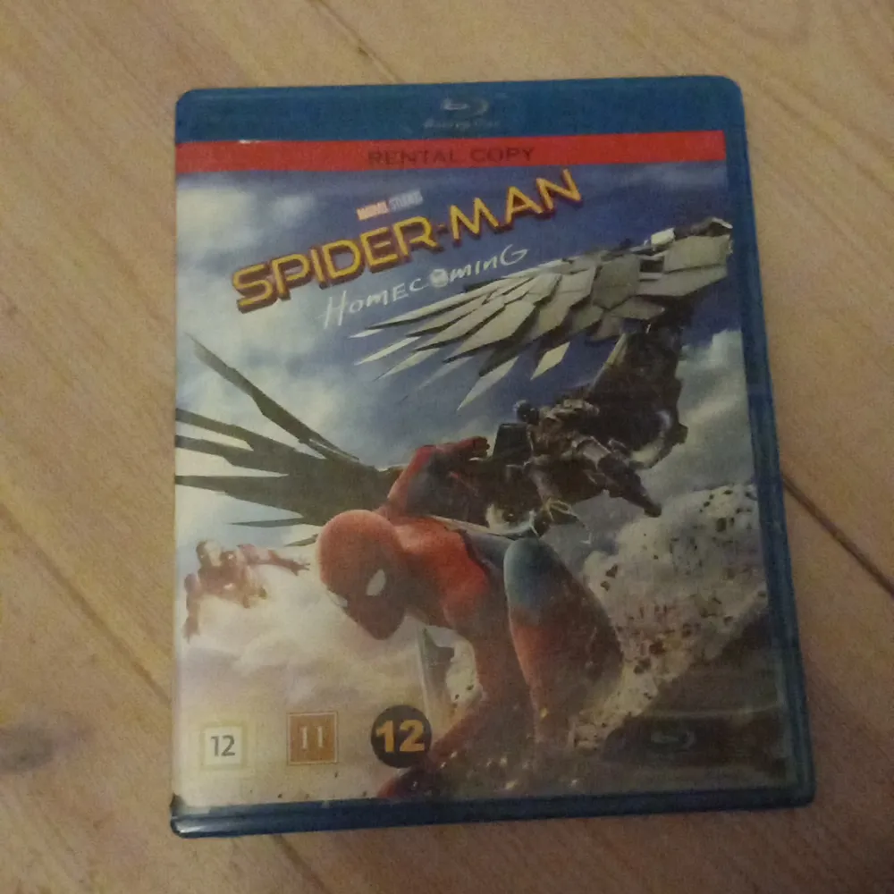 Det är 2 marvelfilmer, thor the dark world och spiderman homecoming.  20kr styck. Övrigt.