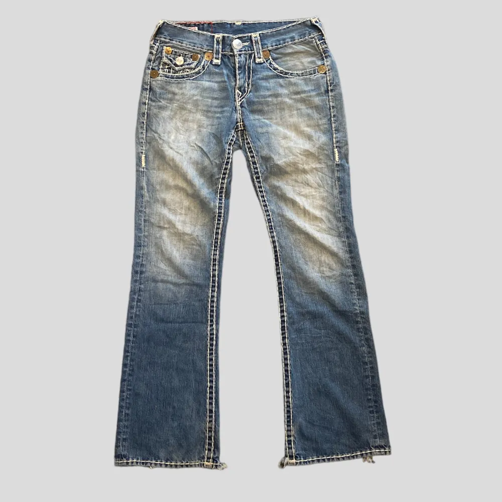 True Religion Jeans i modellen Billy Super T! Storlek: W30 Mått: Längd: 105 cm. Midja: 37 cm. Benöppning: 24 cm. Innerbenslängd: 80 cm. Lår: 25 cm. Skick 8,5/10!  Hör av dig på Dm vid frågor!💙. Jeans & Byxor.