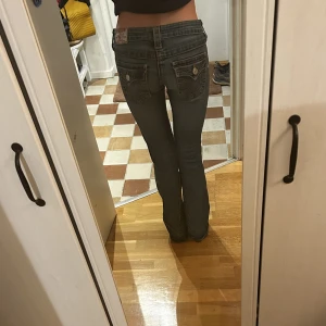 Snygga True Religion jeans - Ett par sjukt snygga bootcut true religions som är i bra skick!💕Skriv för mer info!!🩷💕