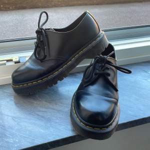 Supersnygga Dr. martens lågskor som inte kommer till användning längre. Perfekta för hösten! 