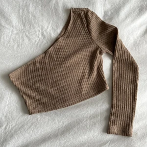 Beige oneshoulder top - Enarmad croptop. Stickat tyg. 