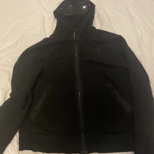 Cp company Hoddie  - Cp company zip-Hoddie i storlek M, passar även mig som har L i vanliga fall hel och ren, inköpt på seasons och bara hängt i garderoben så nu vill jag bli av med den.