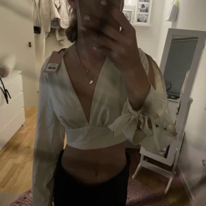 Fest topp - Säljer denna sjukt fina fest toppen från tiger mist. Storlek xs. Aldrig använd och prislappar kvar eftersom den är aningen stor på mig. Nypris 400 kr. Öppen i ryggen vilket är så fint!💗💖