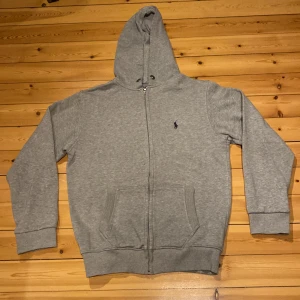 Polo Ralph lauren zip hoodie  - En snygg grå Ralph lauren zip hoodie i mycket fint skick. Storlek L men funkar bra för M. För fler frågor kom Dm