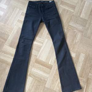 Så fina svarta midwaist bootcut jeans, från Crocker. W27 l35 Midjemåttet: 37-38 cm Innerbenslängd: 91cm