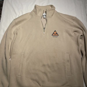 h&m half zip  - fräsch half zip från h&m. storlek m. skriv vid intresse!!