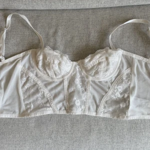 korsett topp från h&m - Vit korsett-topp från h&m i storlek xs, aldrig använd bara provad ✨