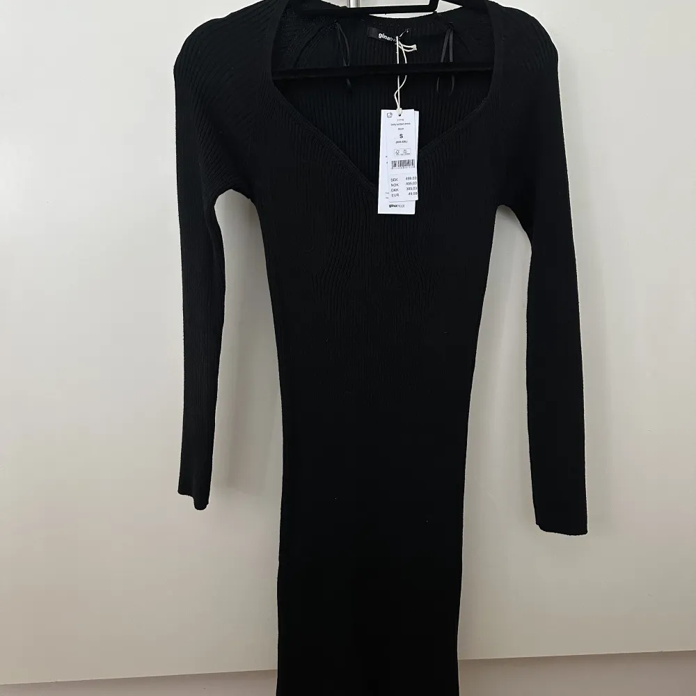 Finstickad svart klänning från Gina Tricot. Aldrig använd med prislapp kvar . Klänningar.
