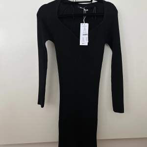 Finstickad svart klänning från Gina Tricot. Aldrig använd med prislapp kvar 