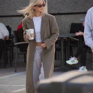 JOSEFIN HJx NAKD kappa  - Aldrig använd. Oversized, breda axlar och lång. Inga defekter eller fläckar. BILD 1 LÅNAD. 